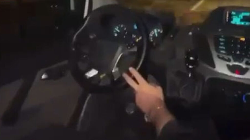 duzcede aracini yan koltuktan kullanan surucunun ehliyetine el konuldu 9UE6COk7