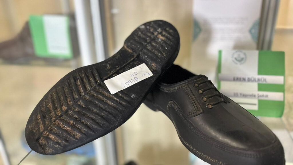 eren bulbulun kara lastigi yasayan ayakkabi muzesinde n2TB1581
