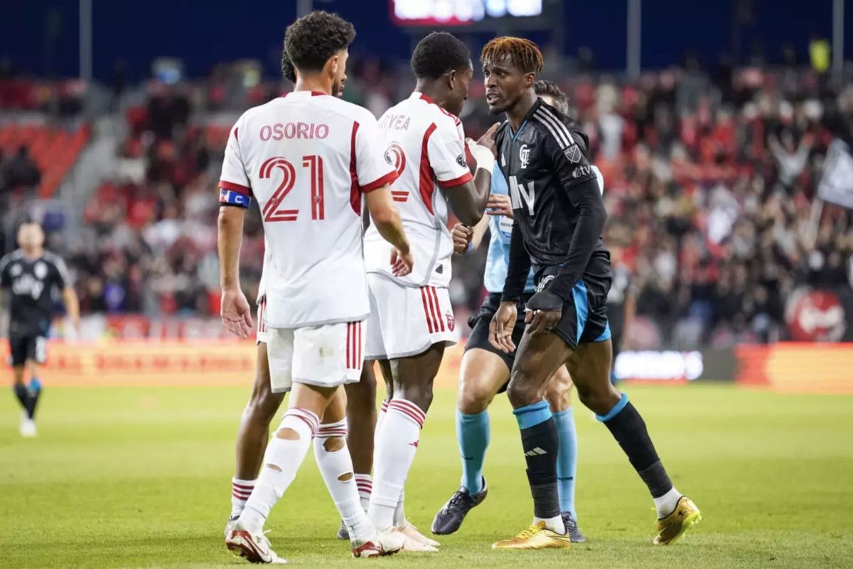 eski galatasarayli wilfried zaha takiminda olay cikardi 1 RKk6YF7p