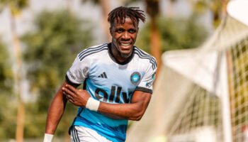 eski galatasarayli wilfried zaha takiminda olay cikardi LsiBI2s7