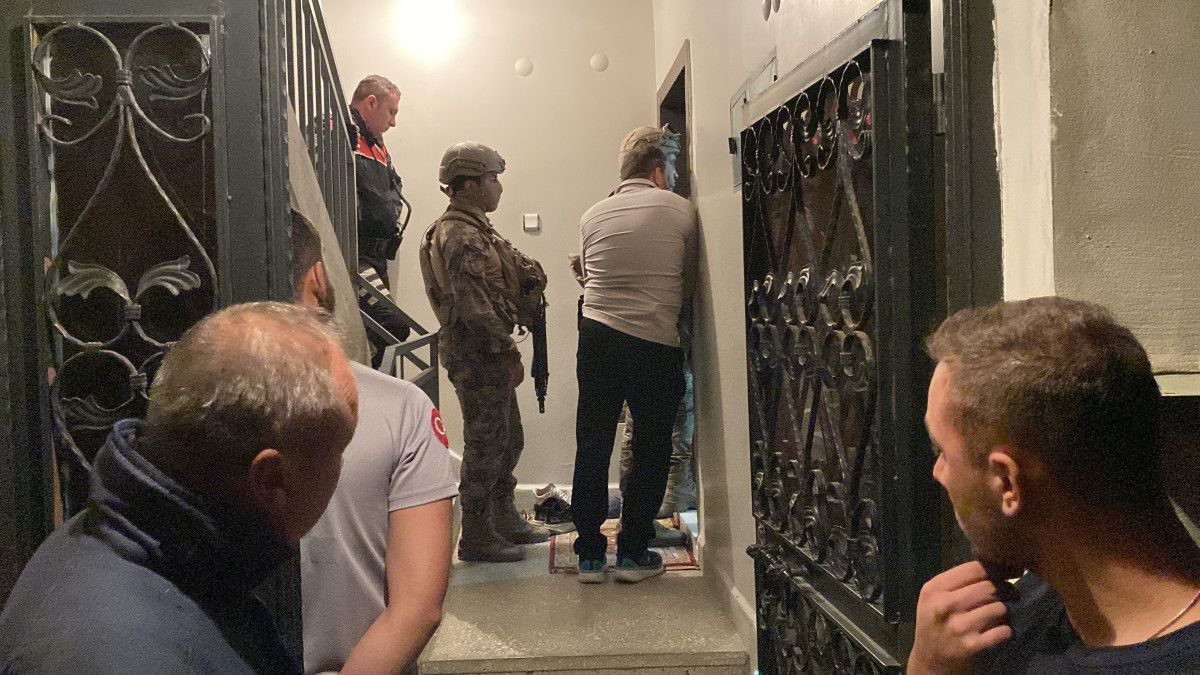 eskisehirde aile ici kavga sonrasi kendisini odaya kapatti ozel harekat timi devreye girdi 0 NaKOSvW8