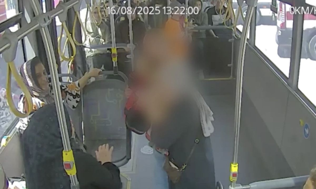 Eskişehir'de belediye otobüsü şoförü fenalaşan çocuğu hastaneye yetiştirdi 2 eskisehirde belediye otobusu soforu fenalasan cocugu hastaneye yetistirdi 1 Wm9Y4P5K