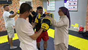 eskisehirde cocuklariyla antrenmana katilan ailelerin zor anlari D2b9LR5P