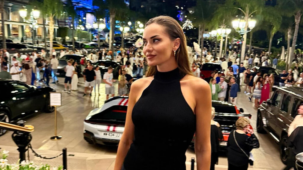 fahriye evcen ve burak ozcivitin evliliginde kriz var soyadini sildi NNxTAdZu