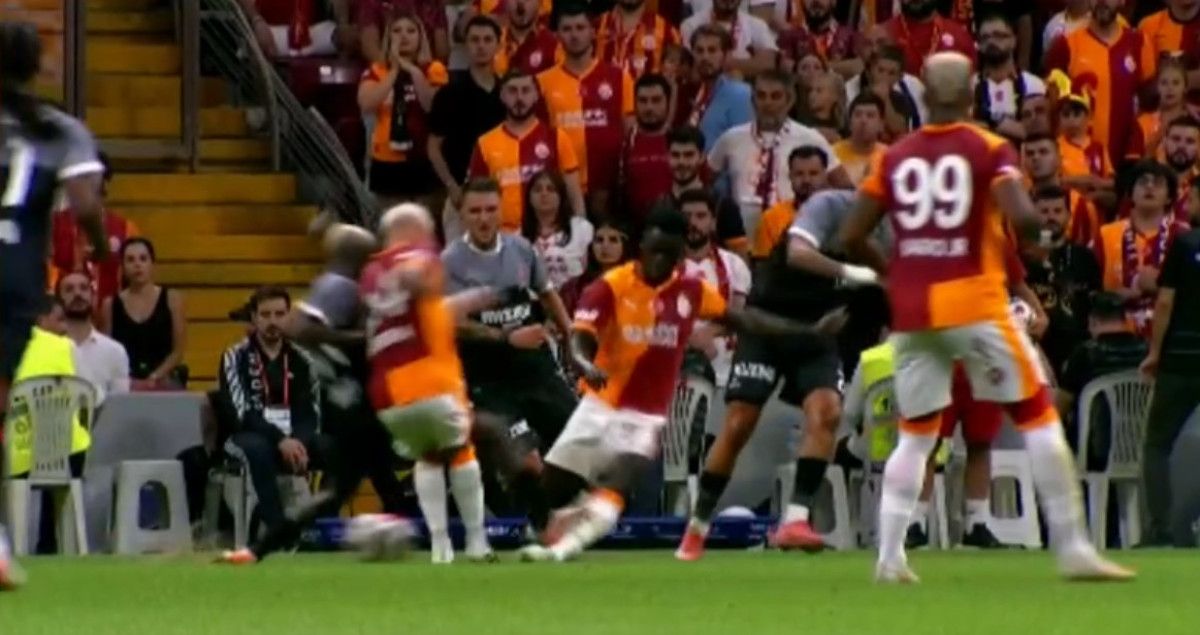 fatih karagumruk galatasaray karsisinda 10 kisi kaldi 2 WWZFaHNs