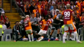fatih karagumruk galatasaray karsisinda 10 kisi kaldi ntTrEwwj