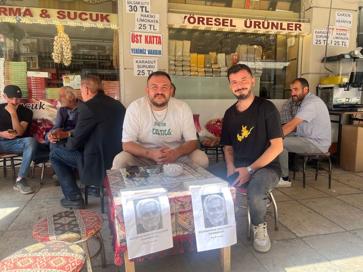 fenerbahce taraftarlari jose mourinhonun gidisini helva dagitarak kutladi 1 kDSnKYie