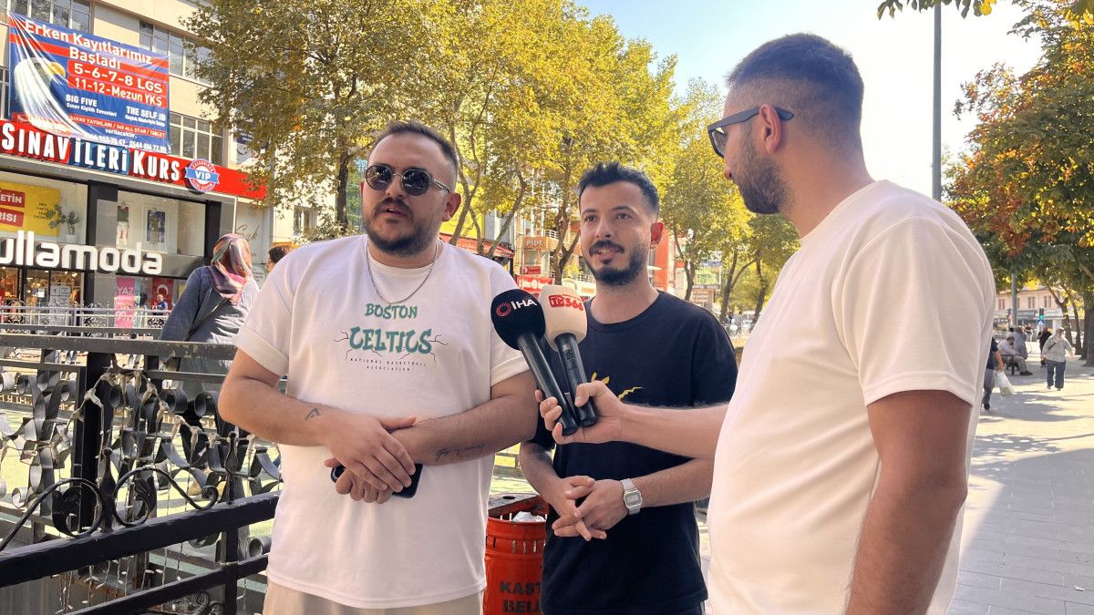 fenerbahce taraftarlari jose mourinhonun gidisini helva dagitarak kutladi 2 tJBSUseT