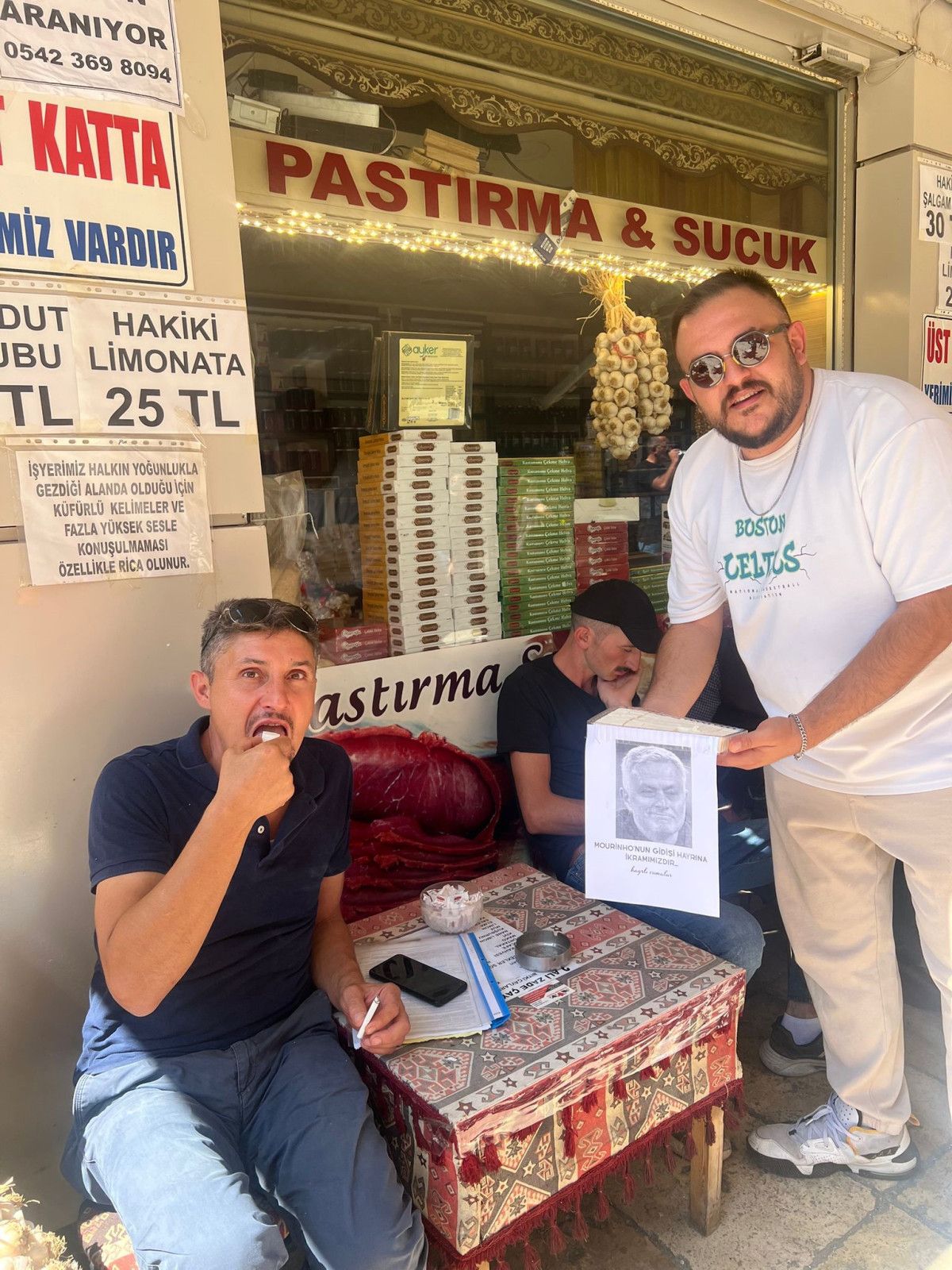 fenerbahce taraftarlari jose mourinhonun gidisini helva dagitarak kutladi 3 SldLNHu1