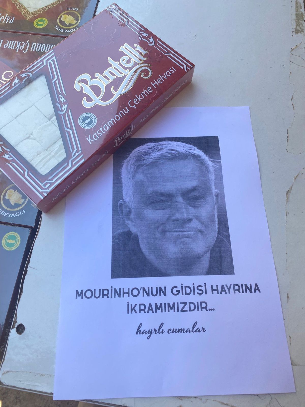 fenerbahce taraftarlari jose mourinhonun gidisini helva dagitarak kutladi 4 WXwK27fS