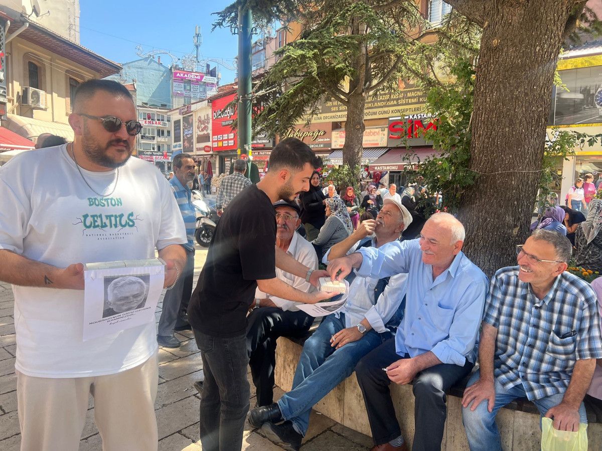 fenerbahce taraftarlari jose mourinhonun gidisini helva dagitarak kutladi 5 cf2Y7Xqv