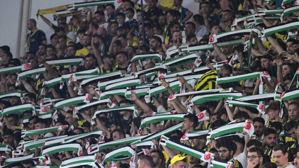 fenerbahce tribunlerinden gazze cagrisi IEPf4dAO