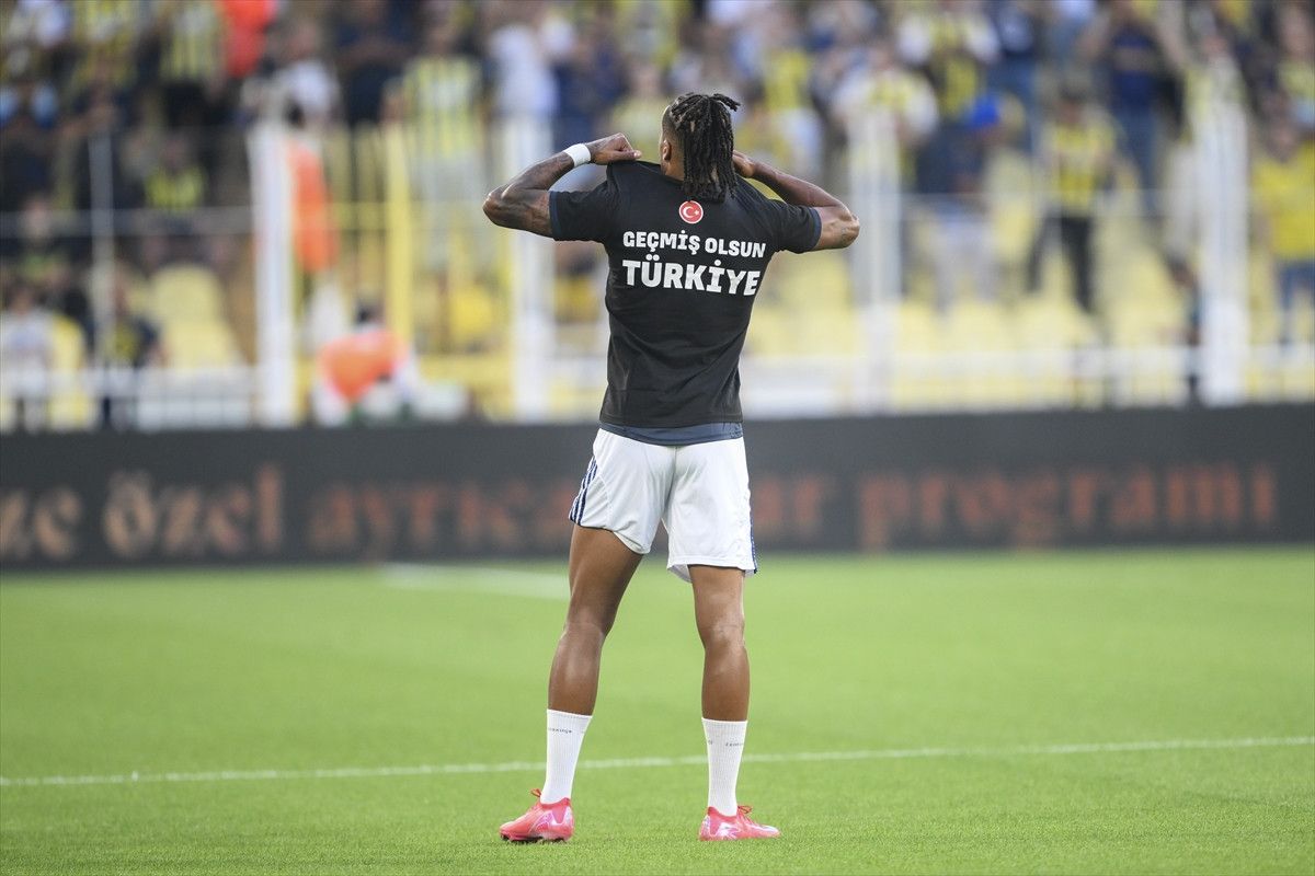 fenerbahceli futbolculardan yangin ve deprem mesaji 3 ClDAllcr