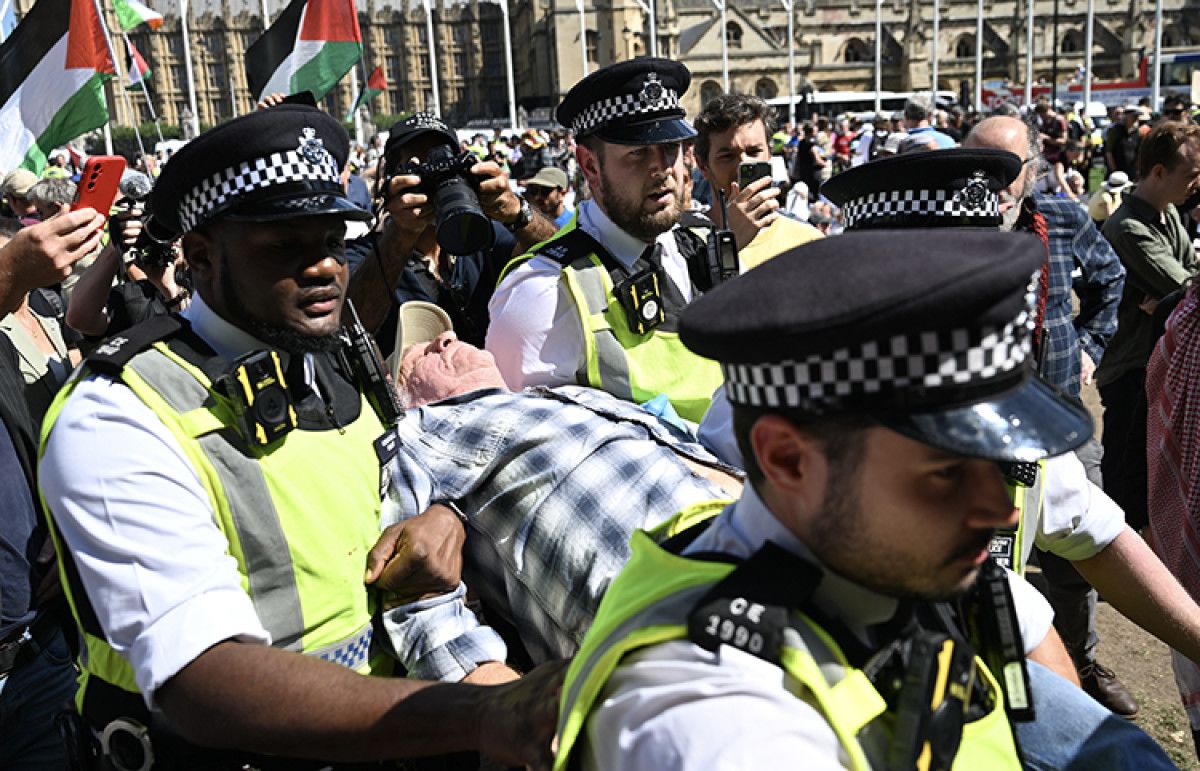 filistine destek grubunun teror orgutu ilan edildigi ingilterede 400den fazla kisi gozaltina alindi 0 NRImhc68