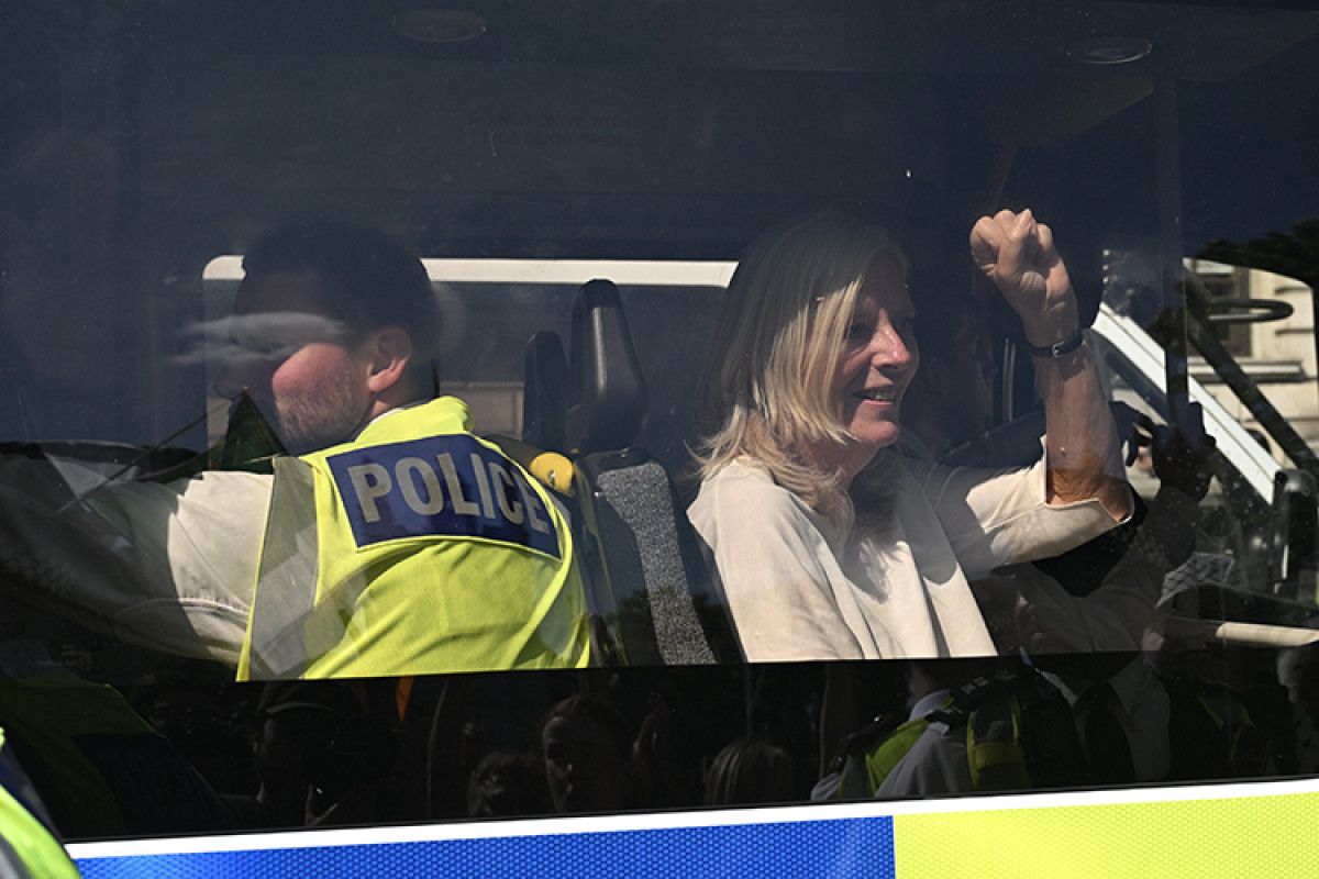 filistine destek grubunun teror orgutu ilan edildigi ingilterede 400den fazla kisi gozaltina alindi 1 ENbvlE6H