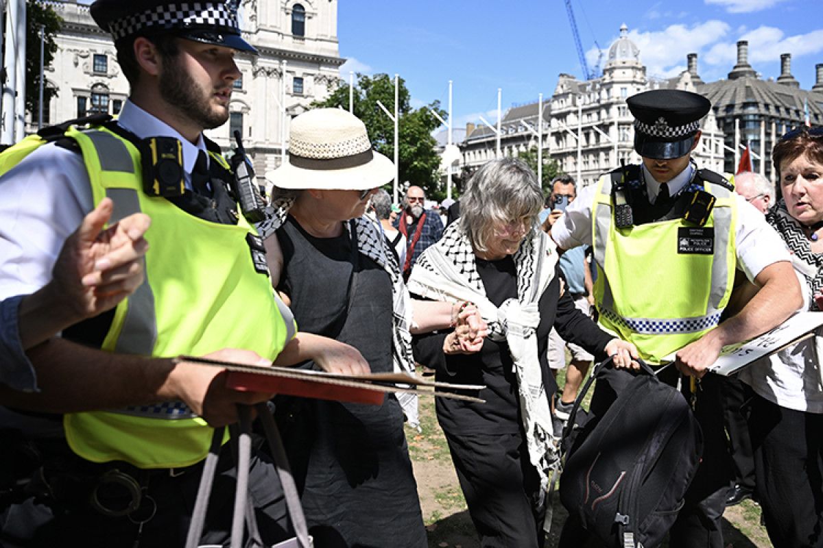 filistine destek grubunun teror orgutu ilan edildigi ingilterede 400den fazla kisi gozaltina alindi 2 FwaPWR5Q