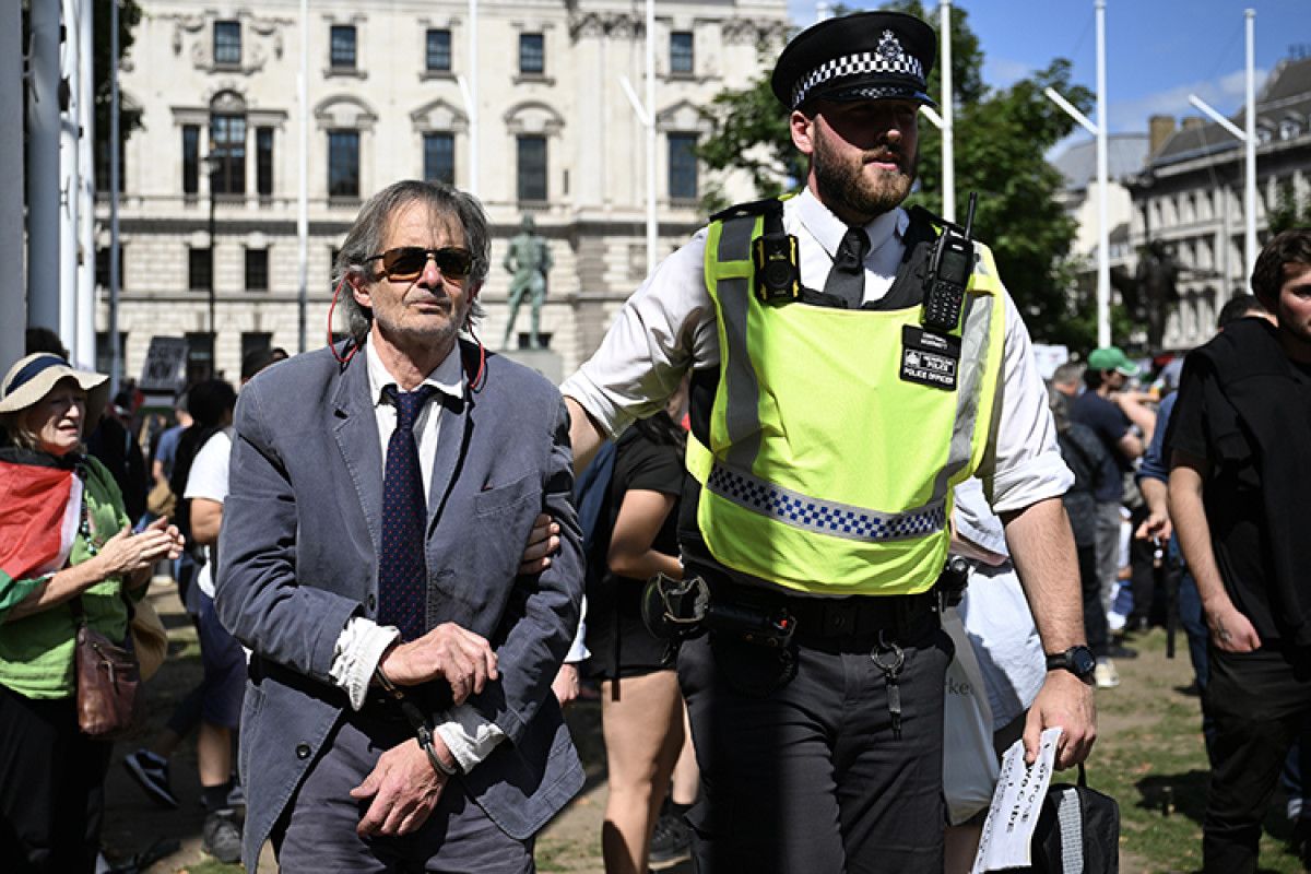 filistine destek grubunun teror orgutu ilan edildigi ingilterede 400den fazla kisi gozaltina alindi 3 dg3wqL6s