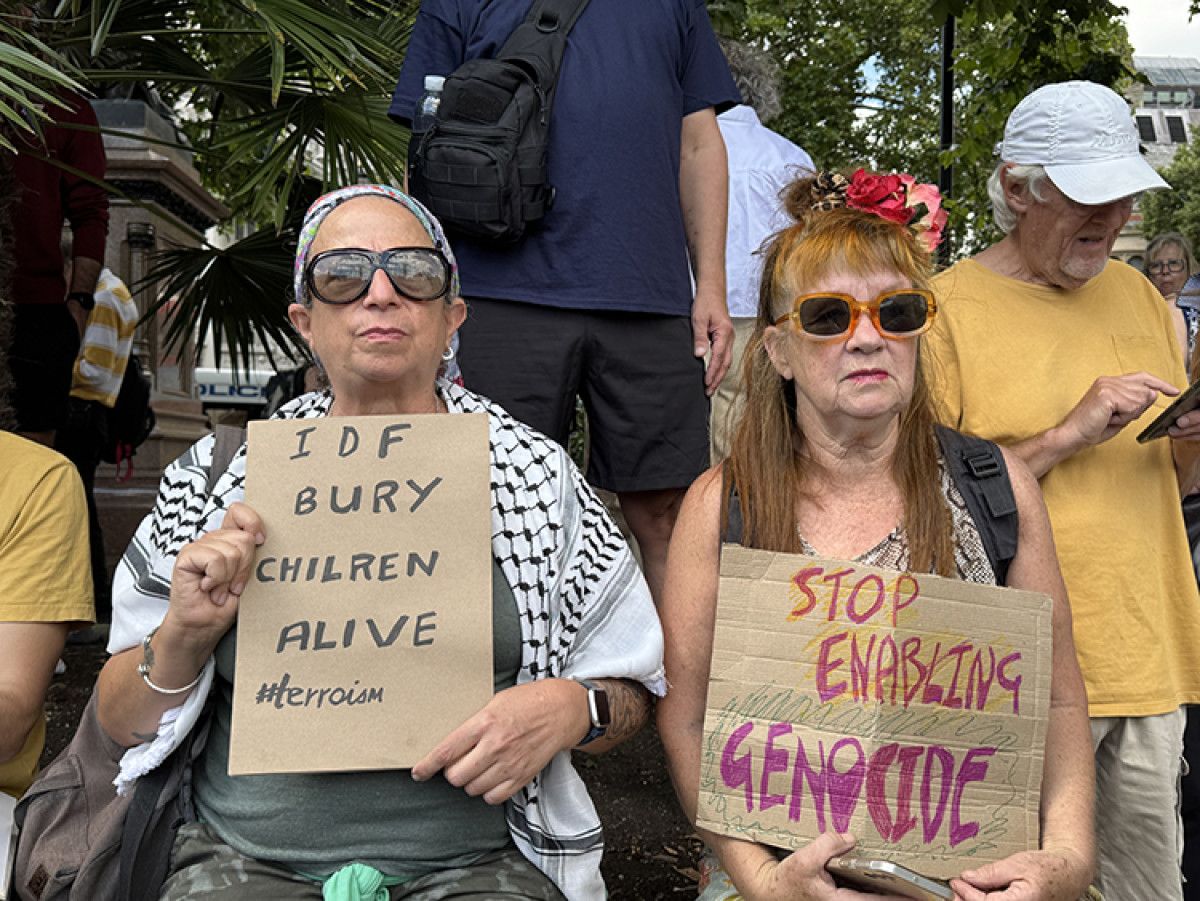 filistine destek grubunun teror orgutu ilan edildigi ingilterede 400den fazla kisi gozaltina alindi 7 ffkRQ1Q9