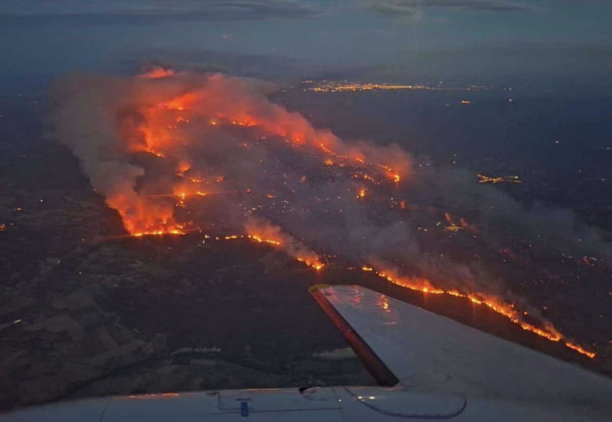 fransada 16 bin hektari kule ceviren yangin henuz kontrol altina alinamadi 0 bAkeCE2r