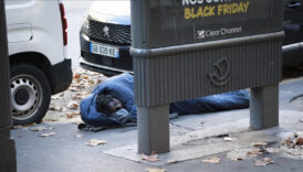 fransada barinma sorununa tepkiler buyuyor evsizler paris belediye binasi onunde eylem yapti kyg6NGxp