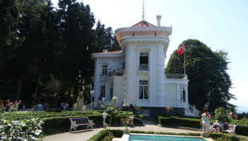 gazi mustafa kemalin vasiyetini yazdigi ataturk koskune ziyaretci akini hDjKBULB