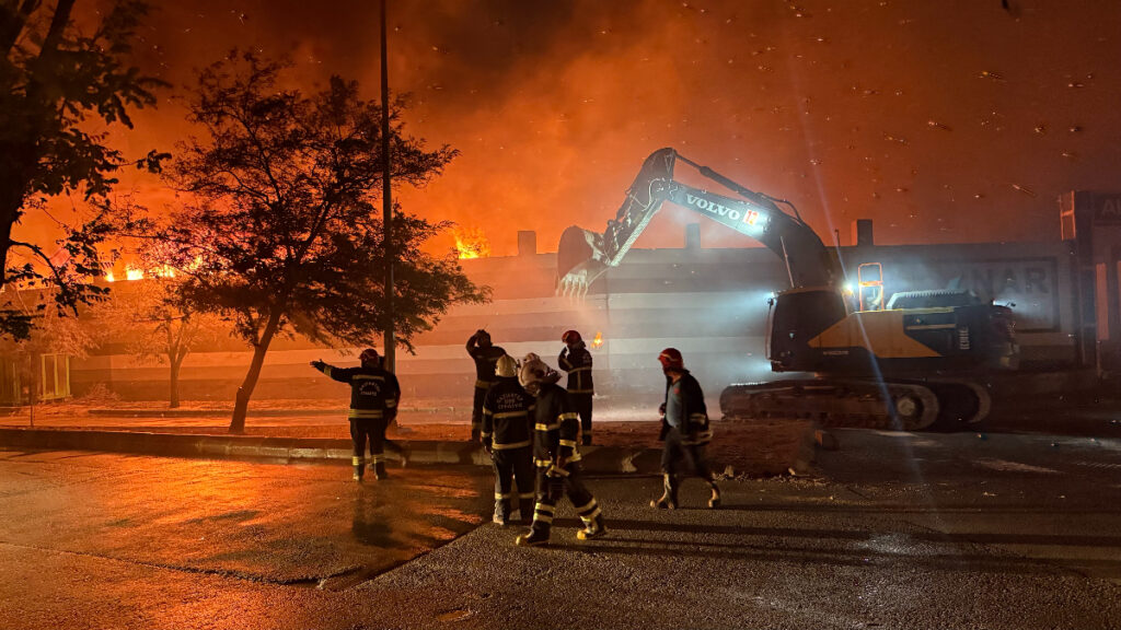 gaziantepte geri donusum fabrikasinda korkutan yangin mudahale suruyor zt7uRNaU