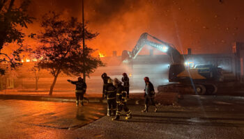 gaziantepte geri donusum fabrikasinda korkutan yangin mudahale suruyor zt7uRNaU
