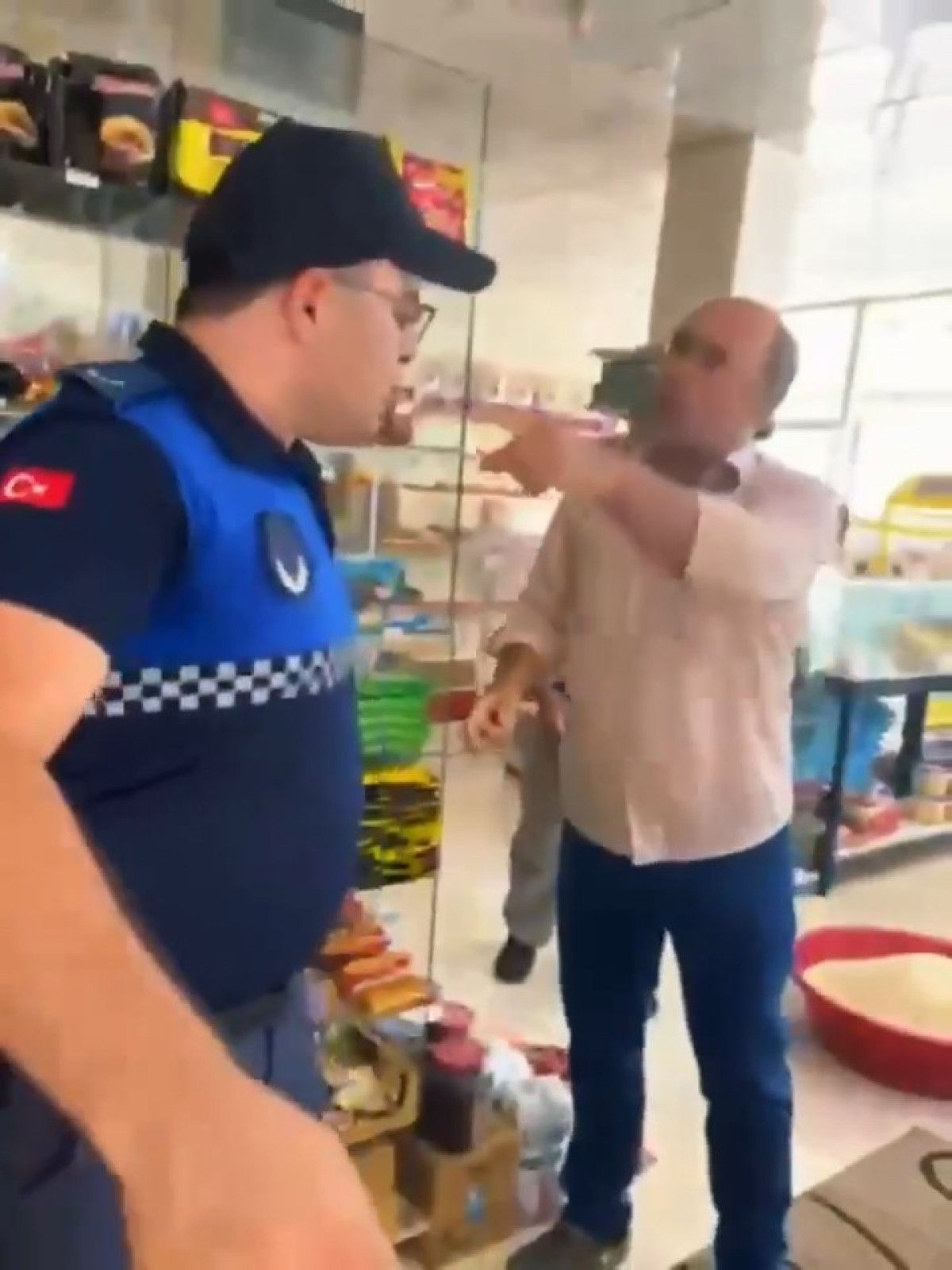 gaziantepte tarihi gecmis urun satan marketin sahibi zabitalara saldirdi 1