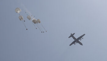 gazzede havadan atilan yardimlar can aliyor toplam 23 kisi hayatini kaybetti KHz3DCHz