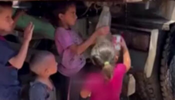 gazzeli cocuklar kamyondan akan kirli suyu kaplara doldurmaya calisti YOTqr1qe