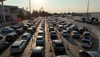 gurbetciler akin akin avrupaya donuyor EW2x3OLm