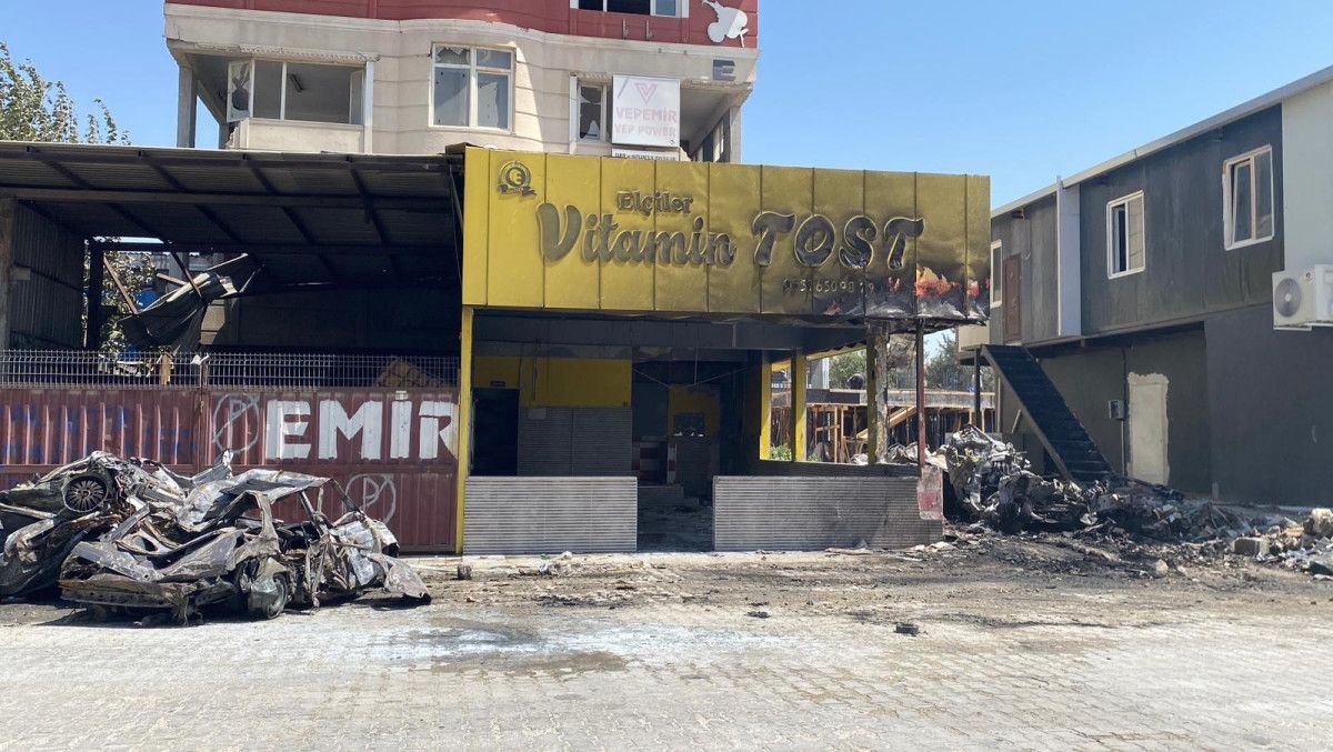 hatayda alevler bir anda yukseldi isyeri ve hurda araclar yandi 2