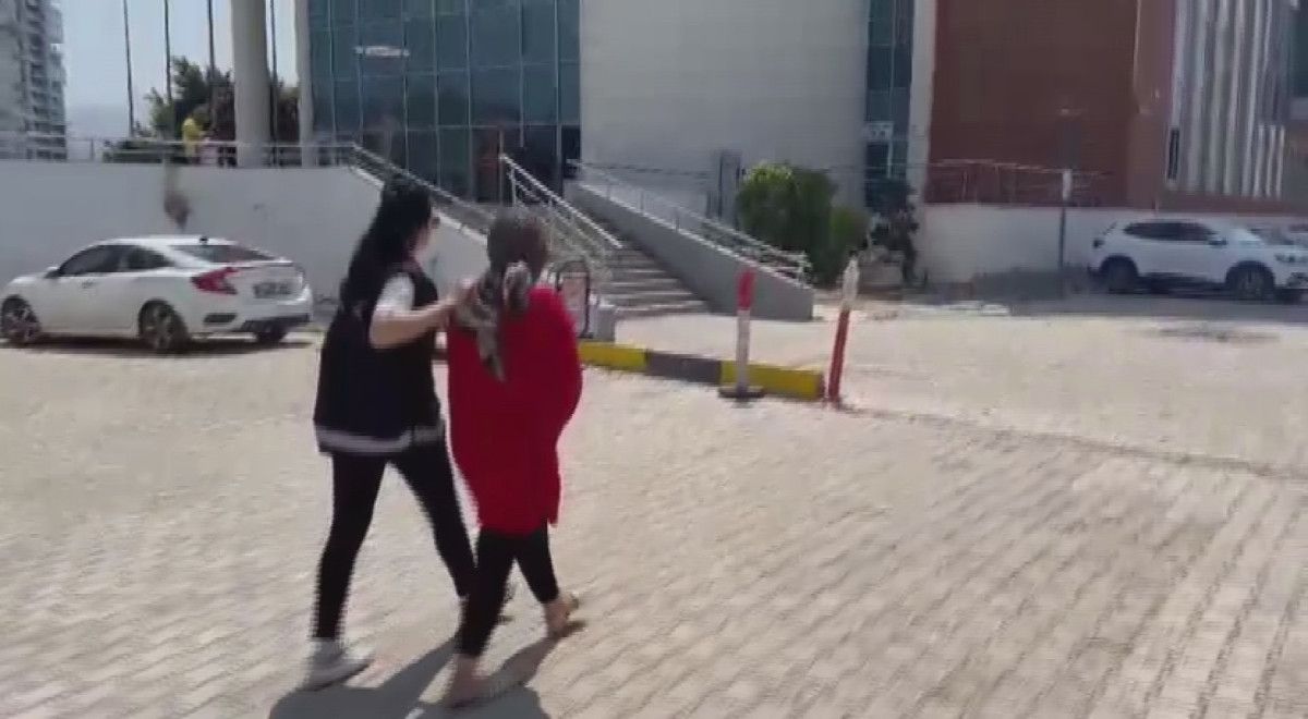 hatayda avmde 5 farkli magazadan kiyafet ve ayakkabi caldi guvenlik kameralarina yakalandi 2 trr5GUHD