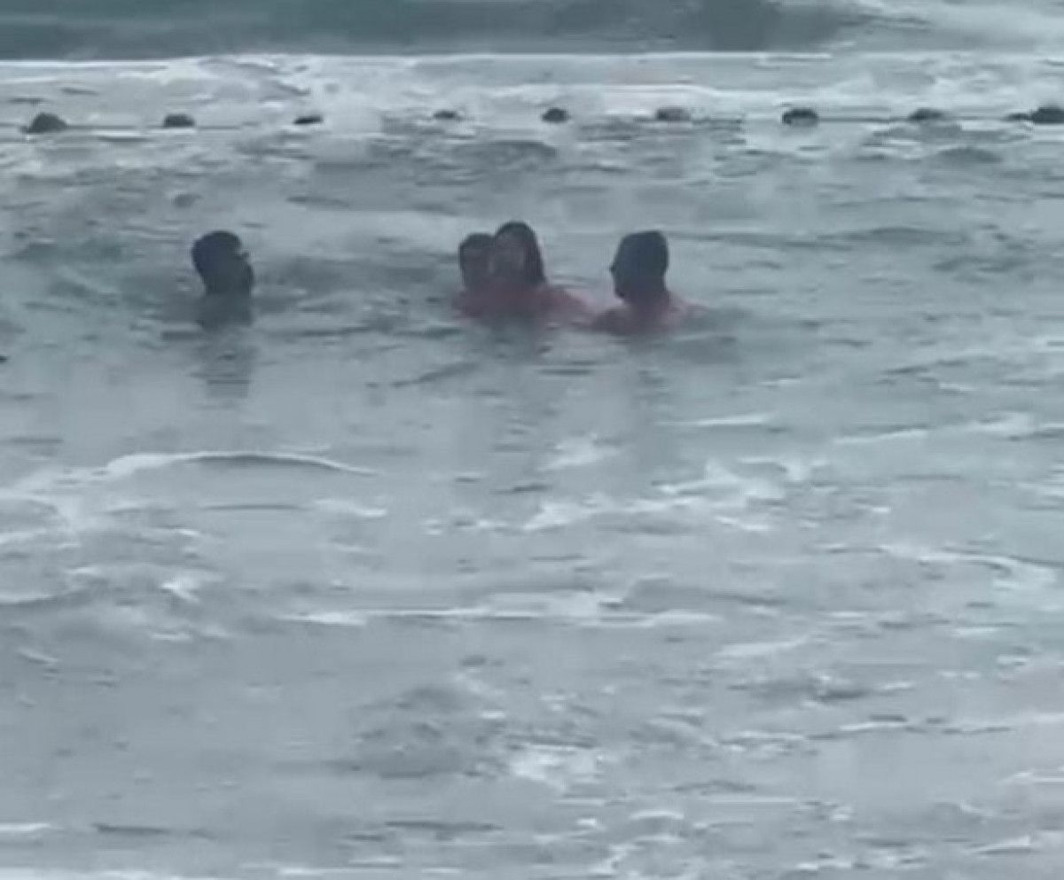 hatayda bogulma tehlikesi yasayan 2 kiz cocugu kurtarildi 1