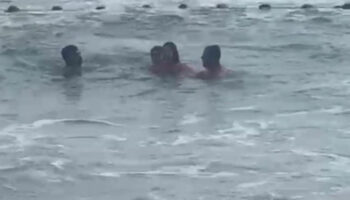 hatayda bogulma tehlikesi yasayan 2 kiz cocugu kurtarildi OD6LDgZJ