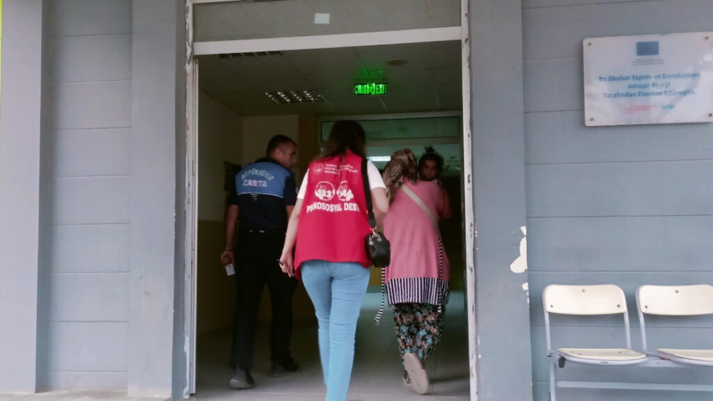 hatayda cocuklarini kullanarak insanlari istismar eden dilenciler yakalandi FjGv3kia