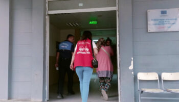 hatayda cocuklarini kullanarak insanlari istismar eden dilenciler yakalandi FjGv3kia