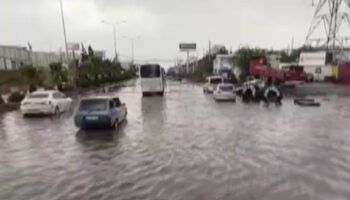hatayda etkili olan saganak yagmur yollari gole cevirdi 4OaQS7TZ
