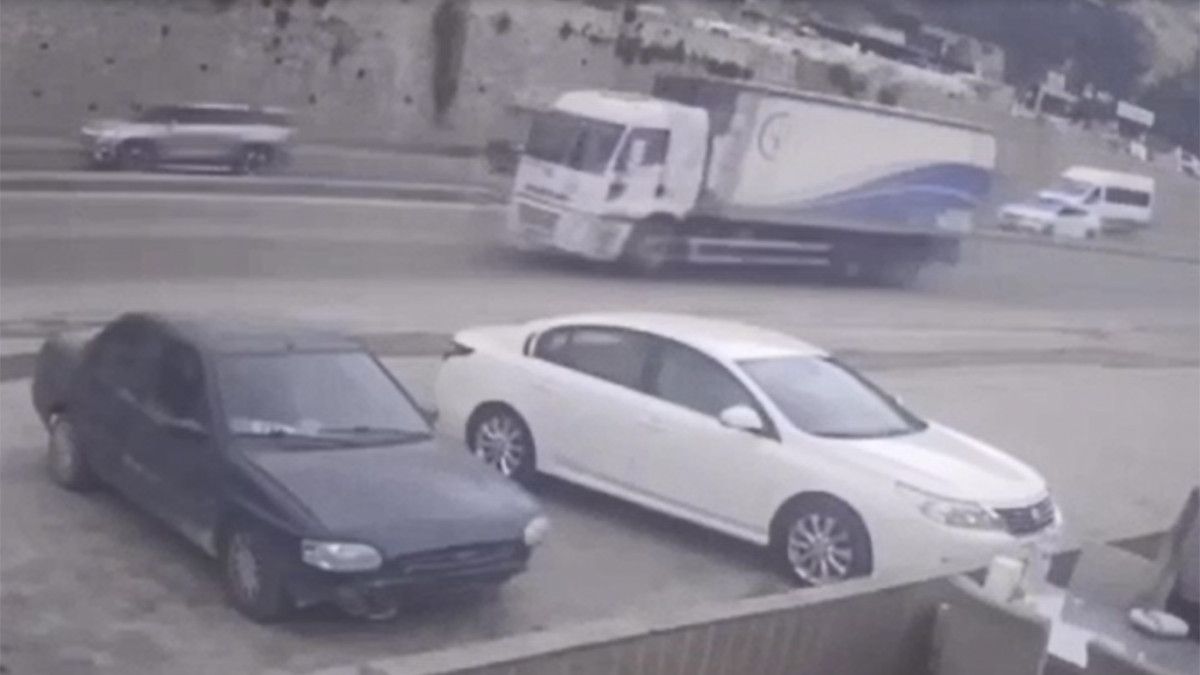 hatayda freni arizalanan tir onune kattigi aracla is yerine daldi 0 JUn3Owss