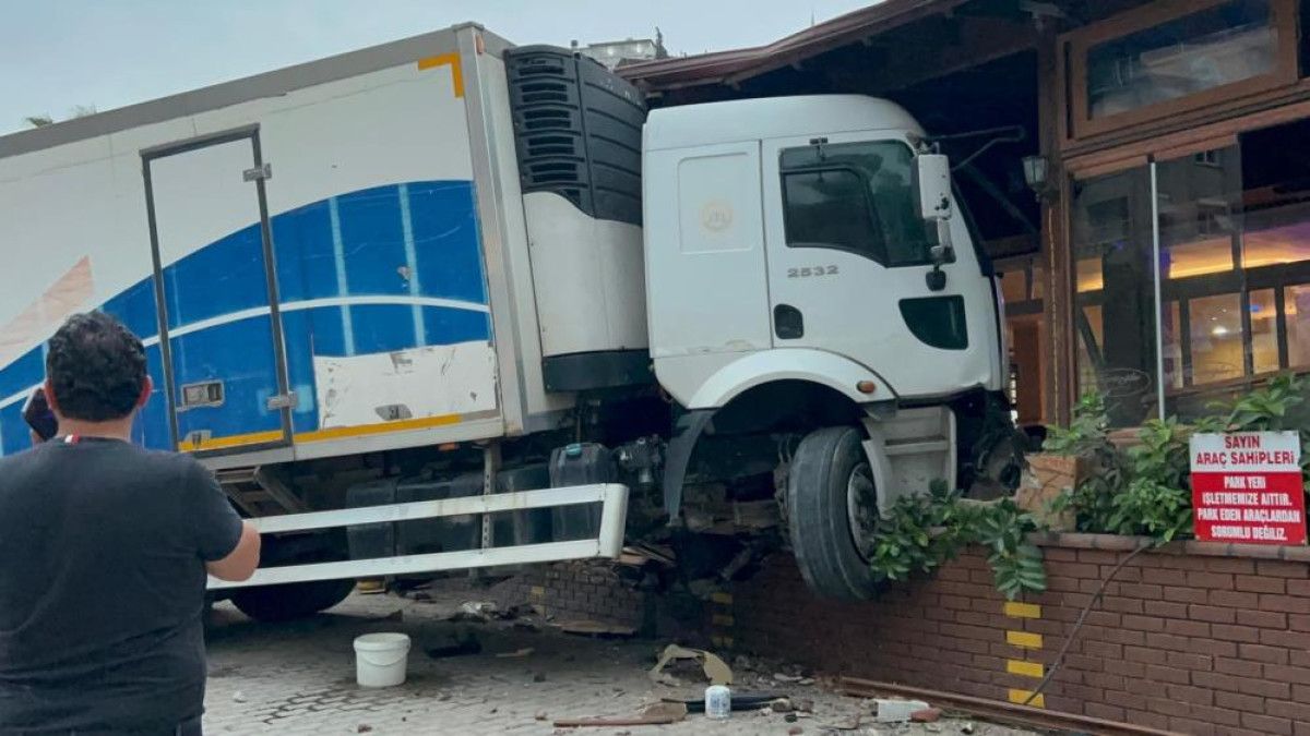 hatayda freni arizalanan tir onune kattigi aracla is yerine daldi 2 ac9LNtyv