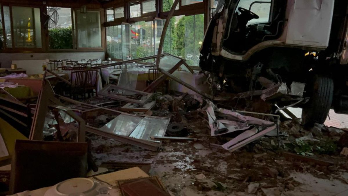 hatayda freni arizalanan tir onune kattigi aracla is yerine daldi 3 8rty77Dh