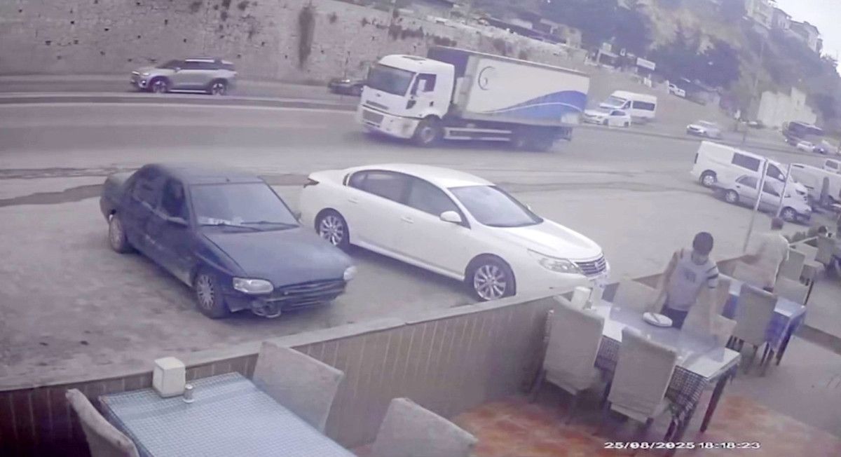 hatayda freni arizalanan tirin daldigi is yerinde musteri olmamasi faciayi onledi 0