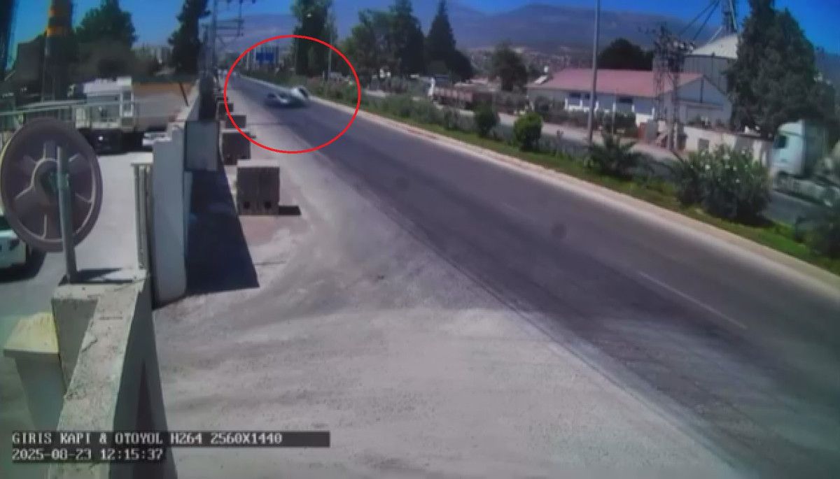 Hatay'da iki otomobil çarpışarak metrelerce sürüklendi: O anlar kamerada 1 hatayda iki otomobil carpisarak metrelerce suruklendi o anlar kamerada 0 vhO3kpiZ