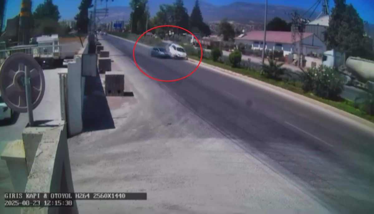 Hatay'da iki otomobil çarpışarak metrelerce sürüklendi: O anlar kamerada 2 hatayda iki otomobil carpisarak metrelerce suruklendi o anlar kamerada 1