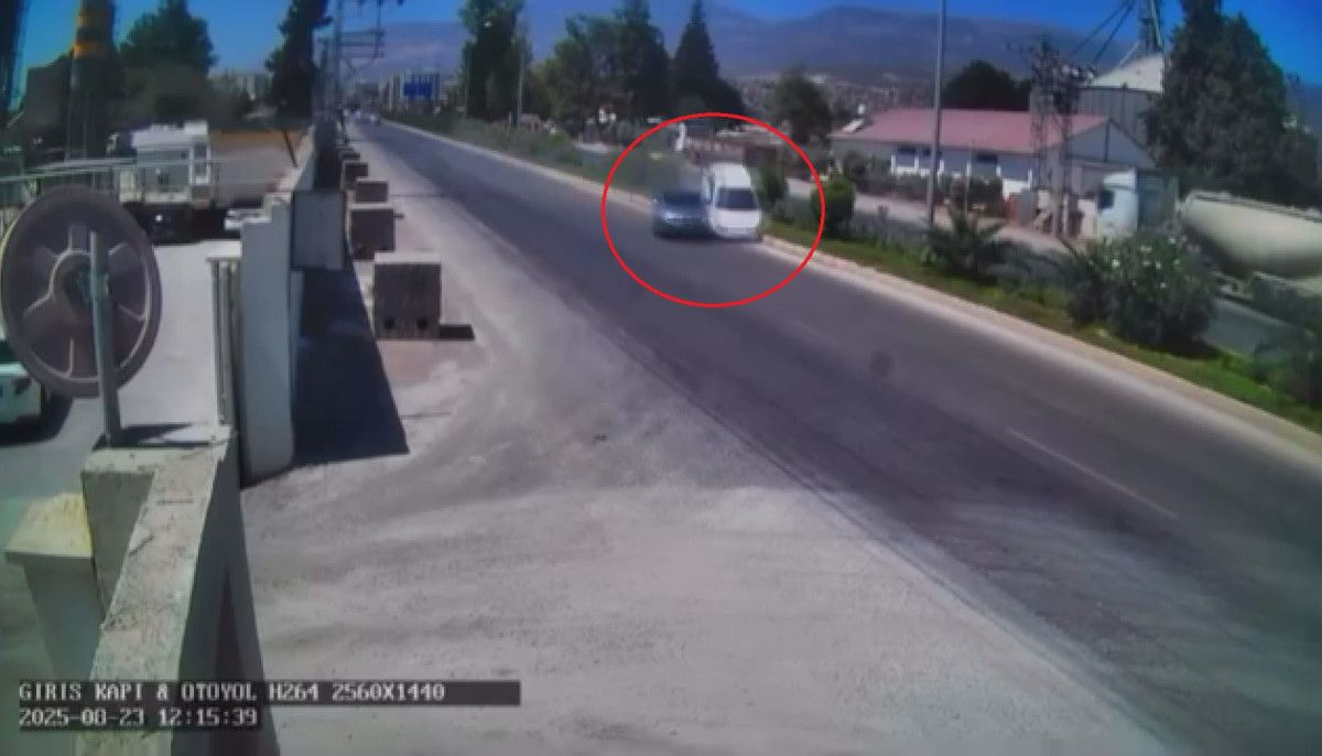 Hatay'da iki otomobil çarpışarak metrelerce sürüklendi: O anlar kamerada 3 hatayda iki otomobil carpisarak metrelerce suruklendi o anlar kamerada 2 hWjHaANj