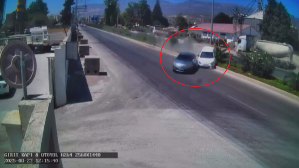 hatayda iki otomobil carpisarak metrelerce suruklendi o anlar kamerada dsVvLAsE