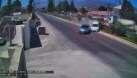 hatayda iki otomobil carpisarak metrelerce suruklendi o anlar kamerada dsVvLAsE