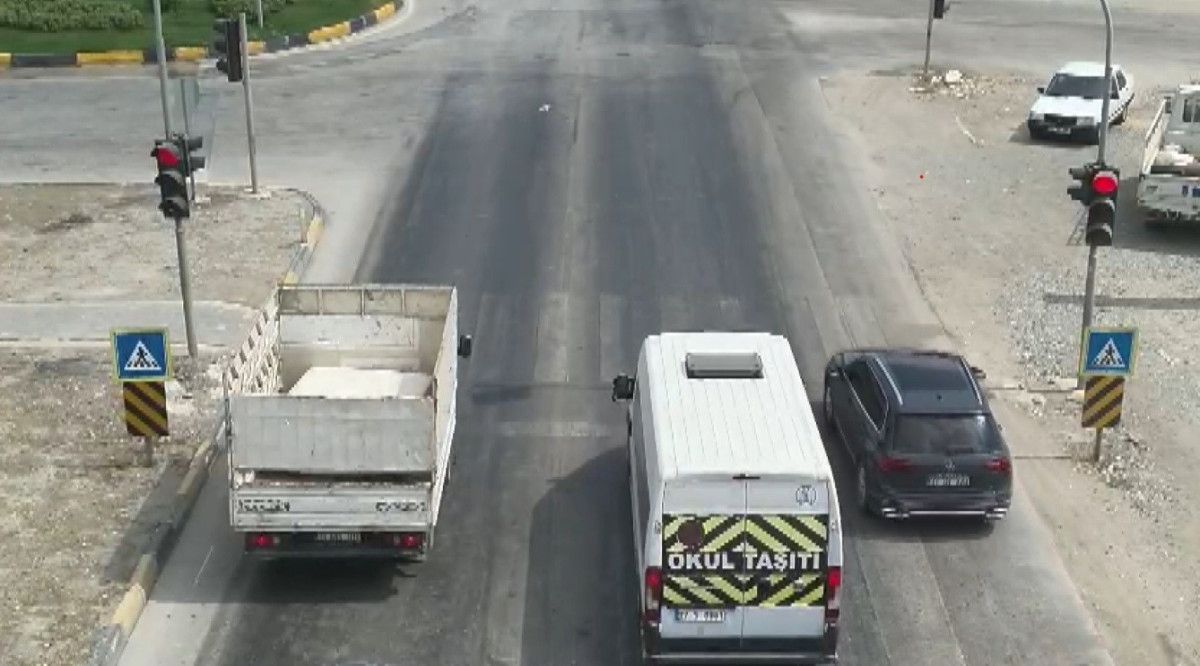 hatayda kirmizi isikta durmadi polisin droneuna yakalandi allah devletimizden razi olsun 0 pUev2mpc