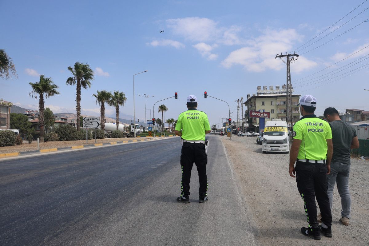 hatayda kirmizi isikta durmadi polisin droneuna yakalandi allah devletimizden razi olsun 2 IE46ZOZk