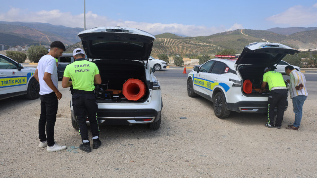 hatayda kirmizi isikta durmadi polisin droneuna yakalandi allah devletimizden razi olsun mymCmY7L